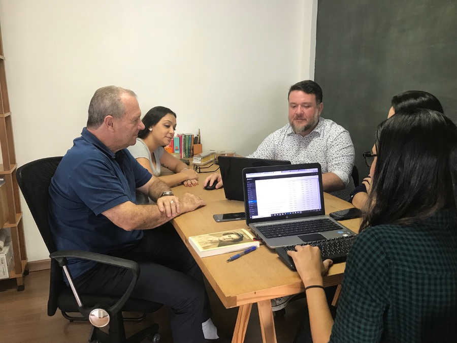 Equipe do PublishNews se reúne com Torelli e a equipe da CBL no fechamento desta edição | Jussara Silva Equipe do PublishNews se reúne com Torelli e a equipe da CBL no fechamento desta edição | Jussara Silva
