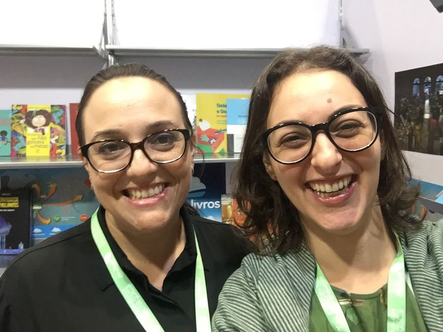 Paula Cajaty e Mariana Warth na Feira do Livro de Abu Dhabi Paula Cajaty e Mariana Warth na Feira do Livro de Abu Dhabi