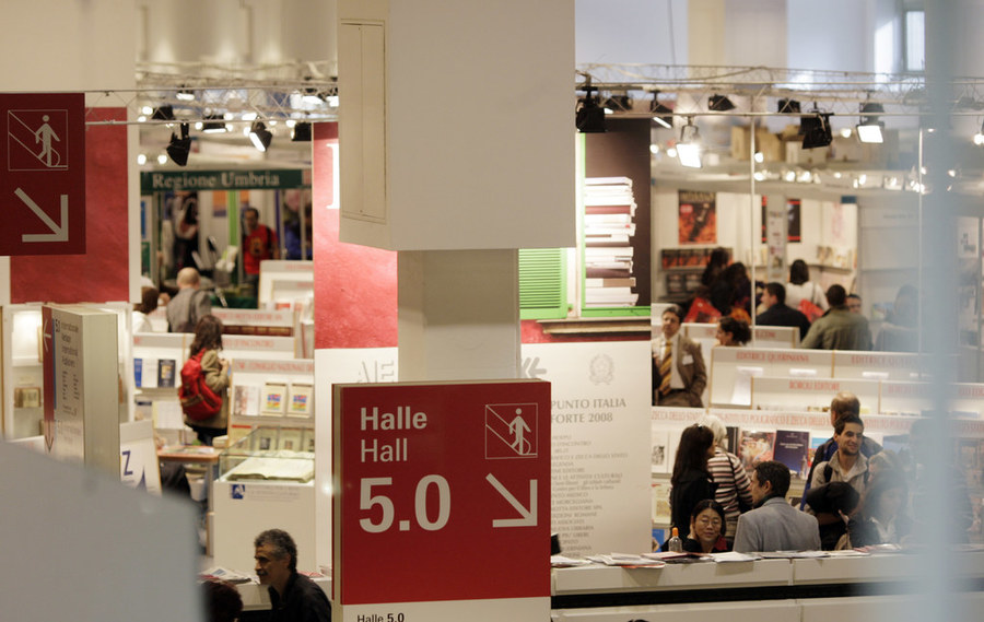 Feira do Livro de Frankfurt abre concurso para dar dois estandes gratuitos no espaço de exposição do evento que acontece em outubro | © Alexander Heimann / Frankfurter Buchmesse Feira do Livro de Frankfurt abre concurso para dar dois estandes gratuitos no espaço de exposição do evento que acontece em outubro | © Alexander Heimann / Frankfurter Buchmesse
