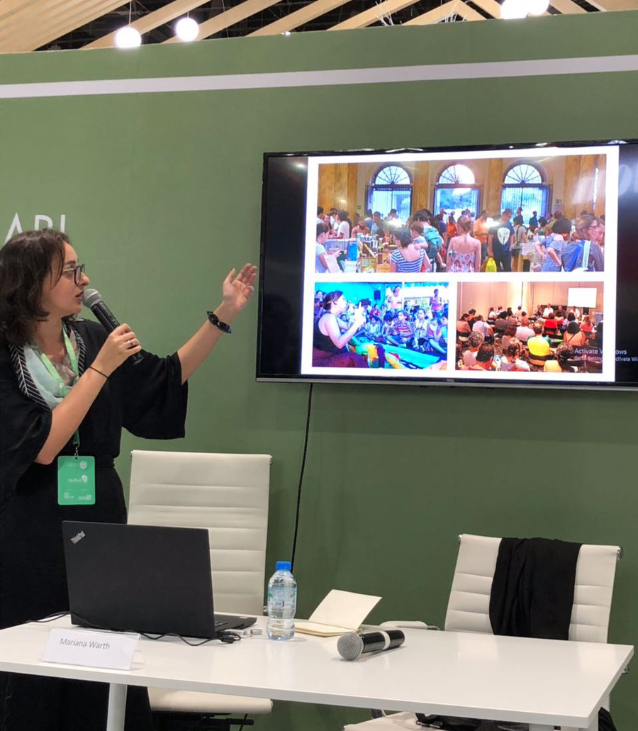 Mariana Warth na apresentação sobre as particularidades do Brasil sob a ótica dos editores independentes e da experiência com a Nuvem de Livros