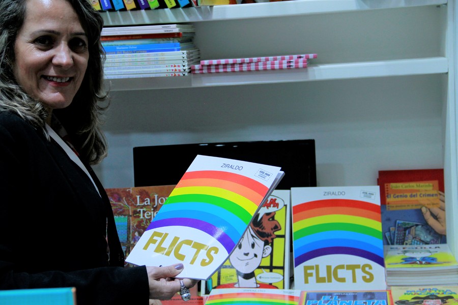 Dênya Rebelo posa com a versão argentina de Flicts, de Ziraldo | Leonardo Neto