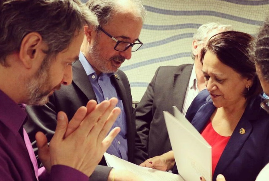 Deputada gaúcha Maria do Rosário, relatora da Lei Castilho na CCJ da Câmara dos Deputados acompanhada outras pessoas no gabinete | © Divulgação