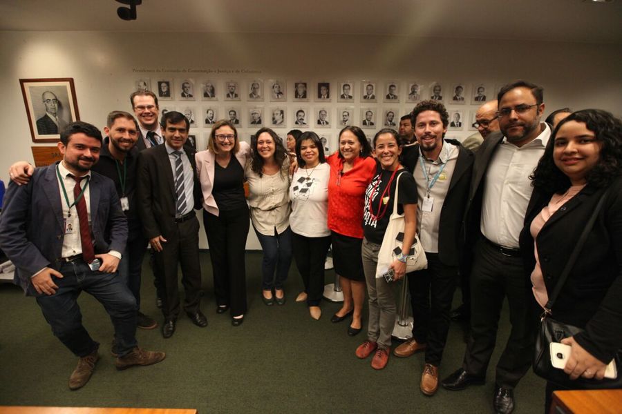 Deputada ga&uacute;cha Maria do Ros&aacute;rio, relatora da Lei Castilho na CCJ da C&acirc;mara dos Deputados acompanhada outras pessoas no gabinete | &copy; Divulga&ccedil;&atilde;o