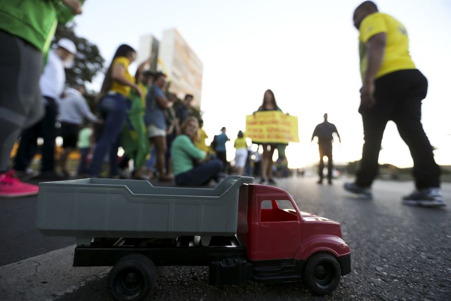 Greve de caminhoneiros afeta mercado editorial | © Marcelo Camargo/Agência Brasil