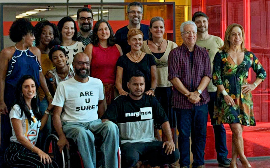 Julio Silveira com alguns dos autores que participarão do evento | © Divulgação / Facebook Julio Silveira com alguns dos autores que participarão do evento | © Divulgação / Facebook