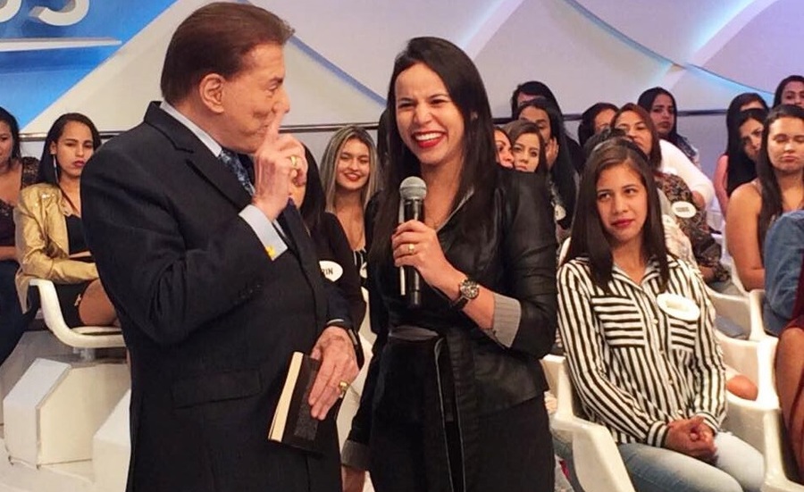 Com o 'Patrão': Marcia Batista visita programa de Silvio Santos para divulgar livro que agora vai virar filme | Redes sociais da editora Com o 'Patrão': Marcia Batista visita programa de Silvio Santos para divulgar livro que agora vai virar filme | Redes sociais da editora