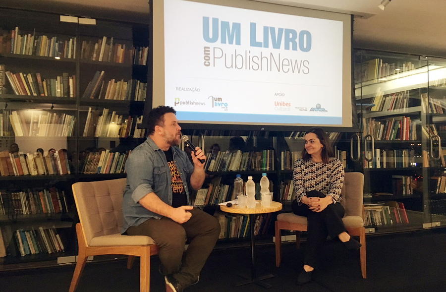 Leonardo Neto entrevista Meire Dias no segundo encontro UmLivro com PublishNews na Unibes Cultural | © Talita Facchini Leonardo Neto entrevista Meire Dias no segundo encontro UmLivro com PublishNews na Unibes Cultural | © Talita Facchini