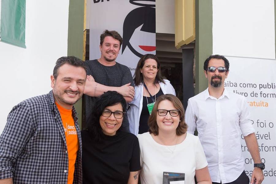 Vencedora de 2017, Carolina Bunn Zanon Wolter, com os profissionais do mercado editorial | © Divulgação Vencedora de 2017, Carolina Bunn Zanon Wolter, com os profissionais do mercado editorial | © Divulgação