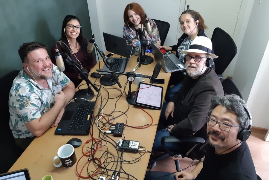 Ricardo Costa, CEO da Metabooks, junto com a equipe do PublishNews na gravação do nosso podcast semanal