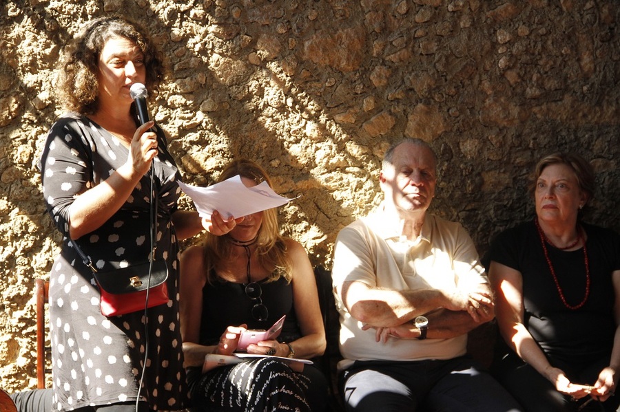 Guiomar de Grammont lê manifesto que foi assinado por curadores de importantes eventos literários brasileiros | © Marcelo Marques Guiomar de Grammont lê manifesto que foi assinado por curadores de importantes eventos literários brasileiros | © Marcelo Marques