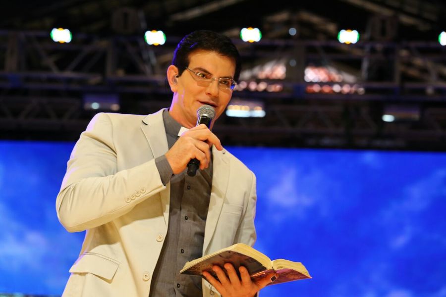'Combate espiritual', do padre Reginaldo Manzotti, volta ao pódio da lista dos mais vendidos | © Divulgação 'Combate espiritual', do padre Reginaldo Manzotti, volta ao pódio da lista dos mais vendidos | © Divulgação