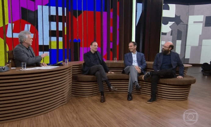 Jornalista Pedro Bial recebe os editores Luiz Schwarcz, Marcos Pereira e André Conti | © Reprodução TV Globo