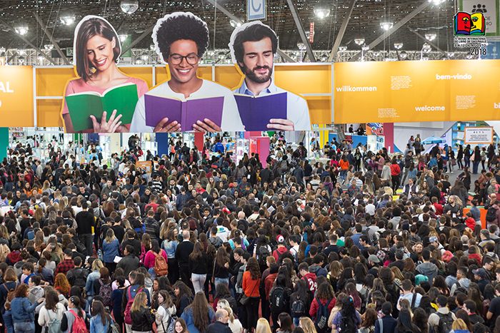 Multidão visita a Bienal do Livro de SP