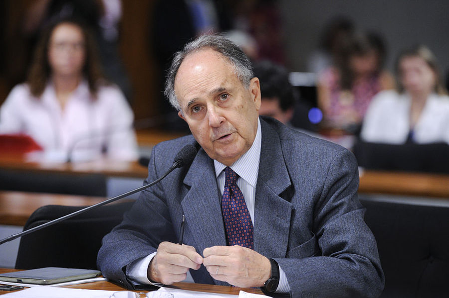 Cristovam Buarque tira proibição de feiras de livros em escolas de projeto de lei que tramita no Senado | © Pedro França / Agência Senado Cristovam Buarque tira proibição de feiras de livros em escolas de projeto de lei que tramita no Senado | © Pedro França / Agência Senado