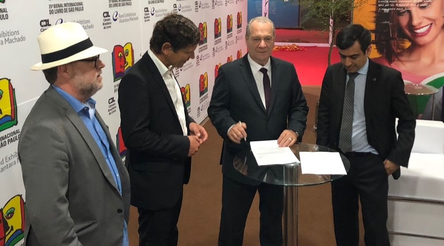Ricardo Costa, CEO da Metabooks Brasil; Ronaldo Schil, CEO da MVB, Luís Antonio Torelli, presidente da CBL, e Guilherme Relvas, do MinC, assinaram o convênio que licenciou o conteúdo da plataforma de gestão de metadados para as bibliotecas públicas brasileiras | © Divulgação Ricardo Costa, CEO da Metabooks Brasil; Ronaldo Schil, CEO da MVB, Luís Antonio Torelli, presidente da CBL, e Guilherme Relvas, do MinC, assinaram o convênio que licenciou o conteúdo da plataforma de gestão de metadados para as bibliotecas públicas brasileiras | © Divulgação