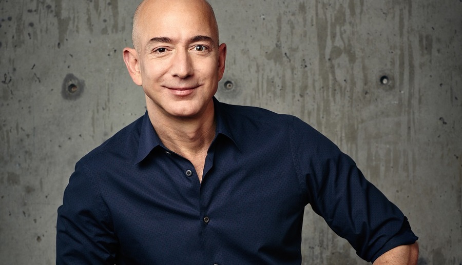 Jeff Bezos, o homem mais rico e dono da segunda empresa trilhonária do mundo | © Divulgação / Amazon Jeff Bezos, o homem mais rico e dono da segunda empresa trilhonária do mundo | © Divulgação / Amazon