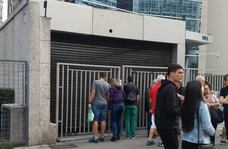 Fachada de onde ficava a loja Fnac na Av. Paulista amanheceu domingo sem o letreiro e com um cartaz informando o fechamento | © Cadu Perol