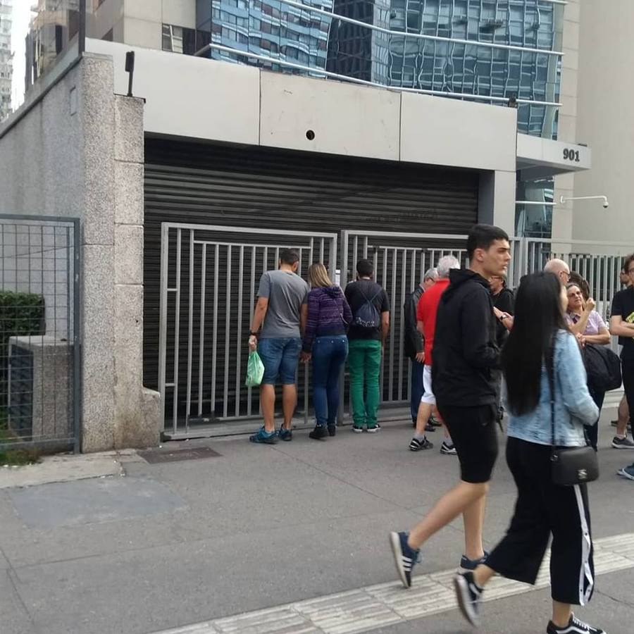 Fachada de onde ficava a loja Fnac na Av. Paulista amanheceu domingo sem o letreiro e com um cartaz informando o fechamento | © Cadu Perol