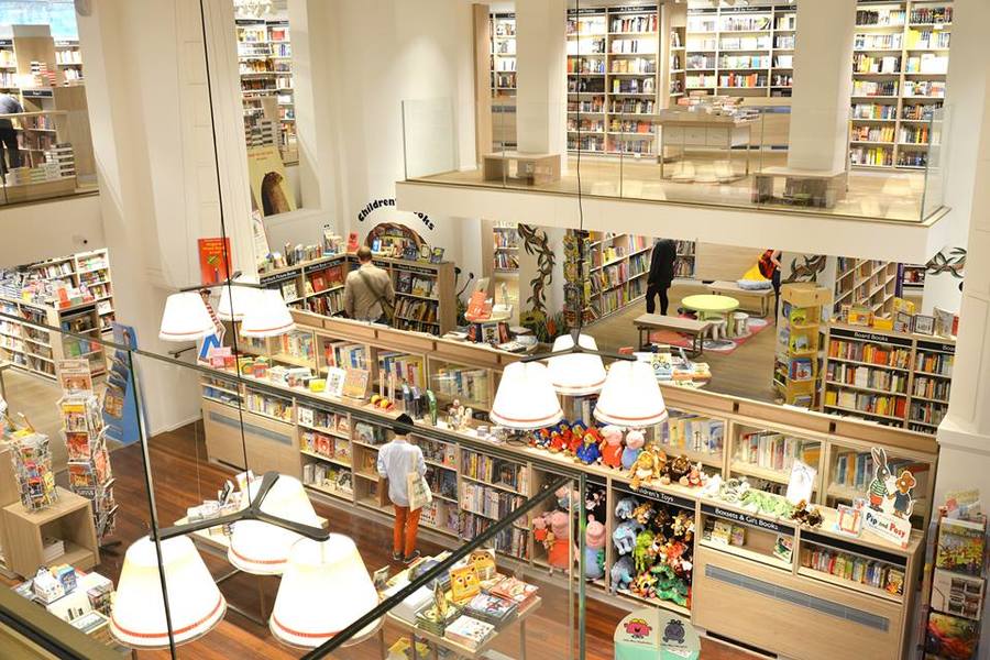 Interior da Foyles na Charing Cross Road no centro de Londres | © Facebook da rede