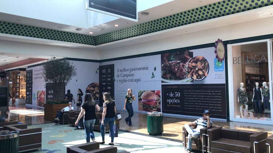 Loja da FNAC no Shopping Parque Dom Pedro, em Campinas, amanheceu assim: adesivada