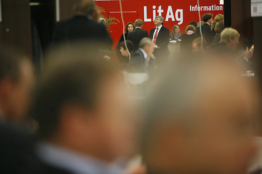 Cena comum no sempre agitado LitAg, o coração dos negócios da Feira do Livro de Frankfurt | © Peter Hirth / Feira do Livro de Frankfurt Cena comum no sempre agitado LitAg, o coração dos negócios da Feira do Livro de Frankfurt | © Peter Hirth / Feira do Livro de Frankfurt