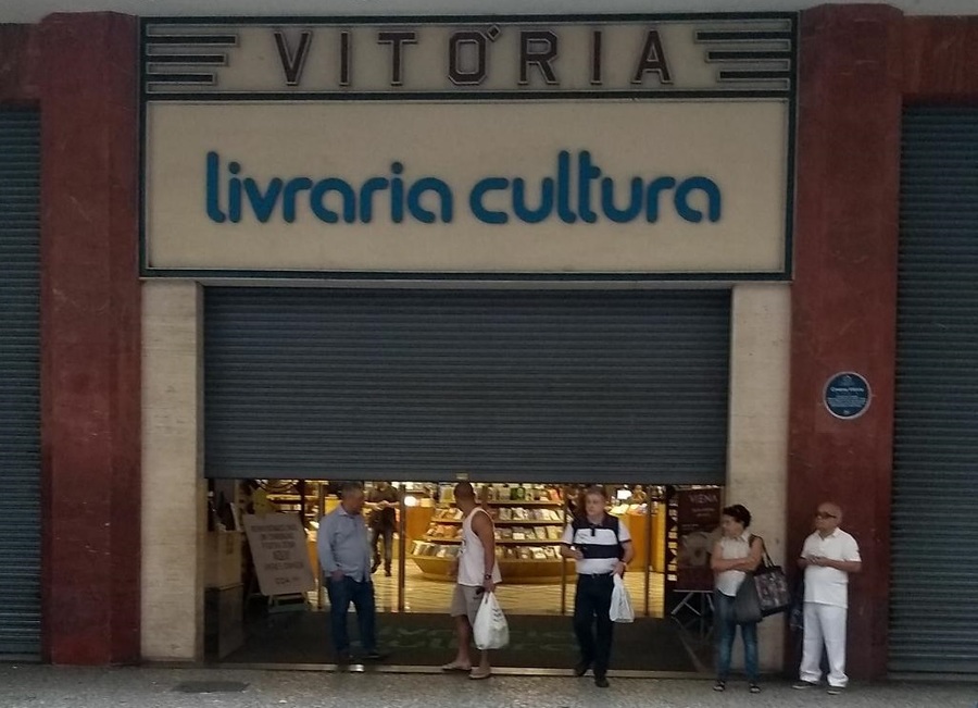 Foto enviada por fontes do PublishNews do exato momento do fechamento da loja do Cine Vitória no Rio de Janeiro
