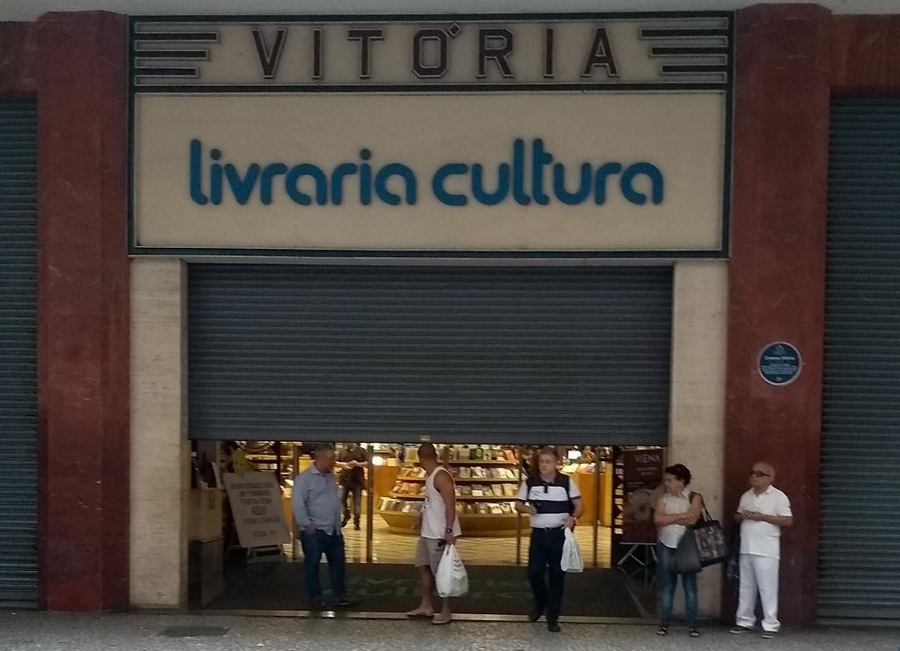 Foto enviada por fontes do PublishNews do exato momento do fechamento da loja do Cine Vitória no Rio de Janeiro