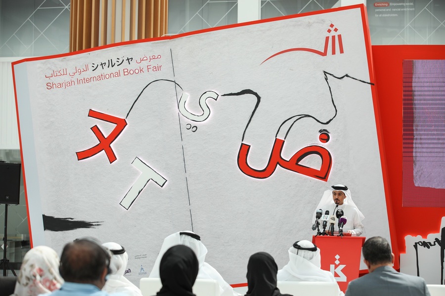 Ahmed Al Ameri, presidente da Sharjah Book Authority, apresenta aos jornalistas a programação da Feira Internacional do Livro de Sharjah que acontece entre os dias 31/10 e 10/11 | © Divulgação