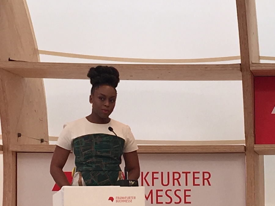 Chimamanda Agozi Adichie na conferência para a imprensa da 70ª Feira do Livro de Frankfurt | Talita Facchini