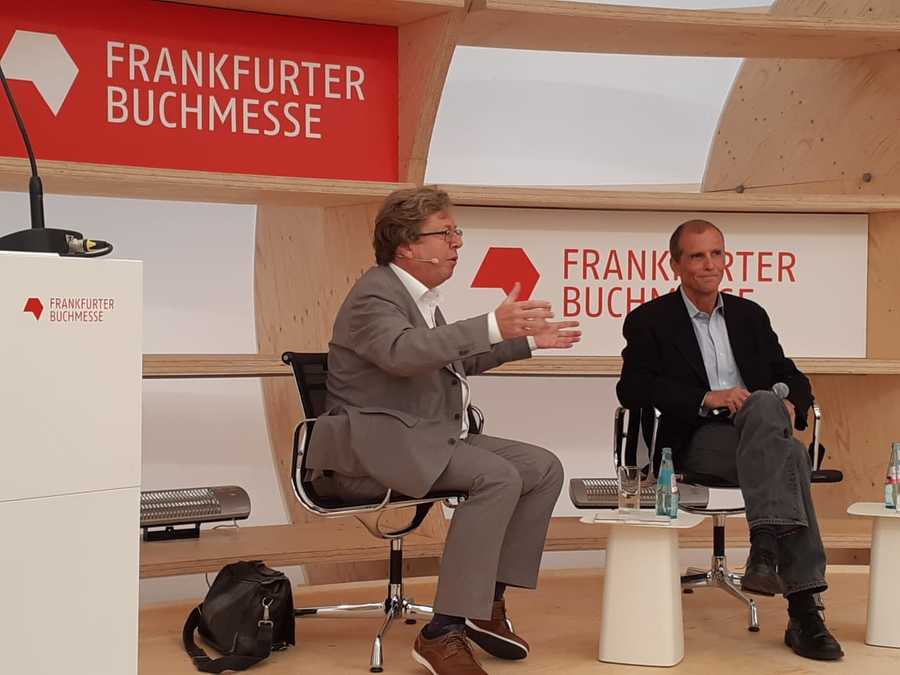 Rüdiger Wischenbart e John Sargent durante o CEO Talk de Frankfurt | Leonardo Neto