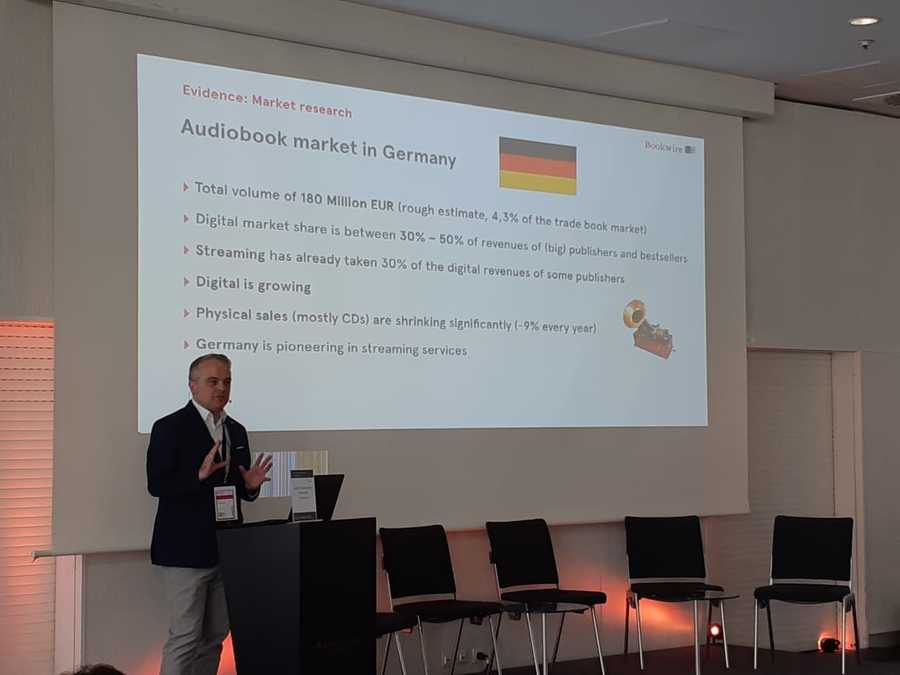 John Ruhrmann, diretor e co-fundador da Bookwire, na sua apresentação na Frankfurt Audiobook Conference | Leonardo Neto John Ruhrmann, diretor e co-fundador da Bookwire, na sua apresentação na Frankfurt Audiobook Conference | Leonardo Neto