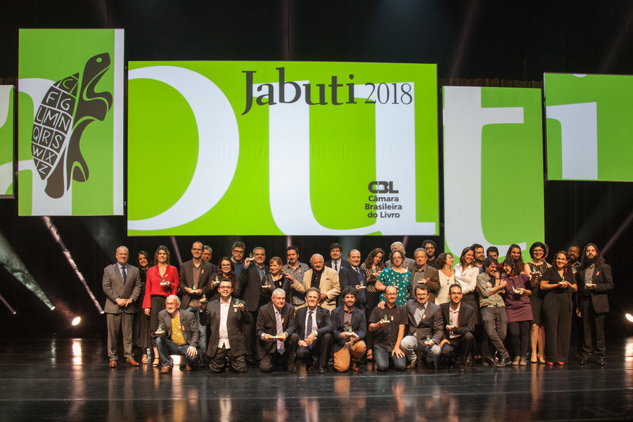Ao final da cerimônia, todos os ganhadores do Prêmio subiram ao palco para a foto oficial da edição de 2018 do Prêmio Jabuti | © Estúdio WTF / Divulgação