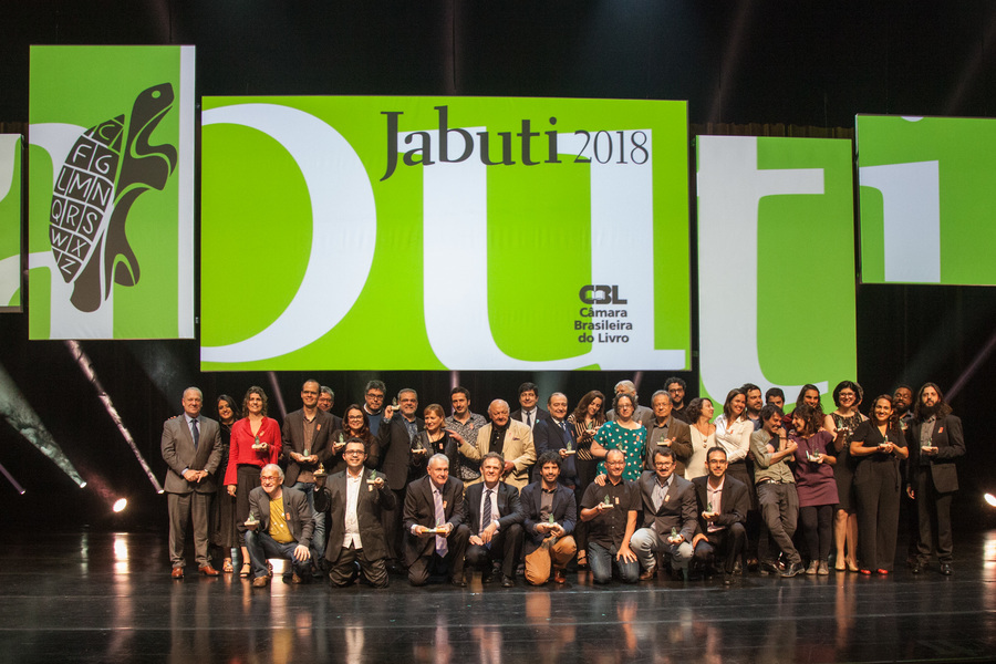 Ao final da cerimônia, todos os ganhadores do Prêmio subiram ao palco para a foto oficial da edição de 2018 do Prêmio Jabuti | © Estúdio WTF / Divulgação Ao final da cerimônia, todos os ganhadores do Prêmio subiram ao palco para a foto oficial da edição de 2018 do Prêmio Jabuti | © Estúdio WTF / Divulgação