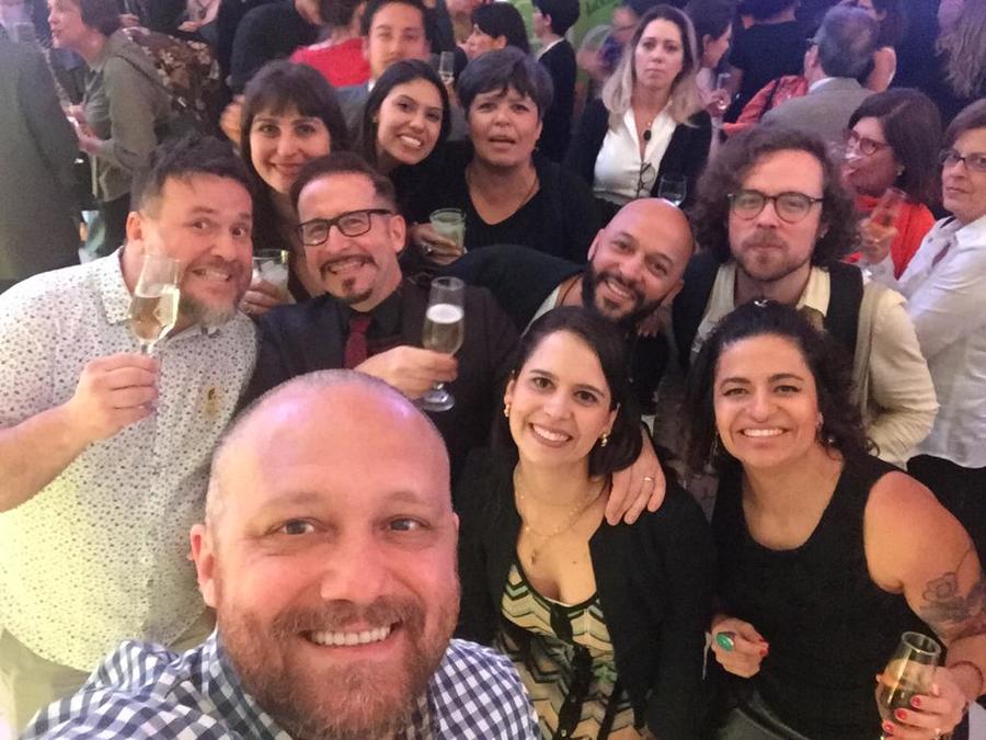 Marcio Coelho, em primeiro plano, em uma de suas muitas selfies da noite de premiação do Jabuti 2018