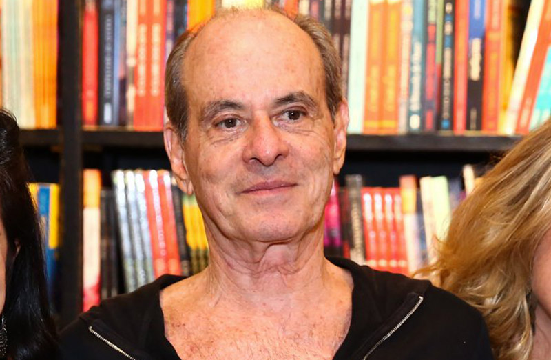 Livro de Ney Matogrosso estreia na lista dos mais vendidos | © Redes sociais da editora