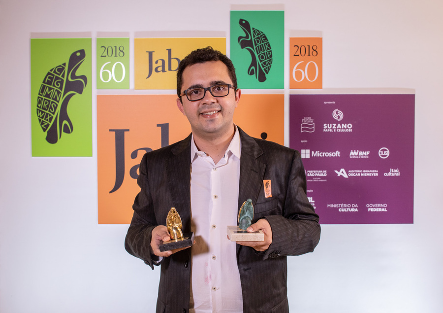 Mailson Furtado foi o vencedor do Livro do Ano do Prêmio Jabuti. Além da estatueta dourada, autor independente do interior do Ceará levou R$ 100 mil | © Estúdio WTF / Divulgação Mailson Furtado foi o vencedor do Livro do Ano do Prêmio Jabuti. Além da estatueta dourada, autor independente do interior do Ceará levou R$ 100 mil | © Estúdio WTF / Divulgação