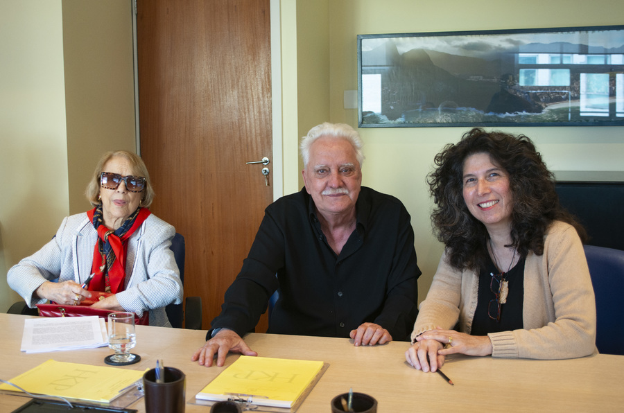 Em pé: Roberto Halbouti; a neta de Guimarães Rosa, Cristina Amaral; e o presidente da Global, Luiz Alves. Sentados: Peter Reeves com a esposa Vilma Guimarães Rosa Reeves e a neta do escritor, Maria Lourdes Amaral | © Marcos Tristão