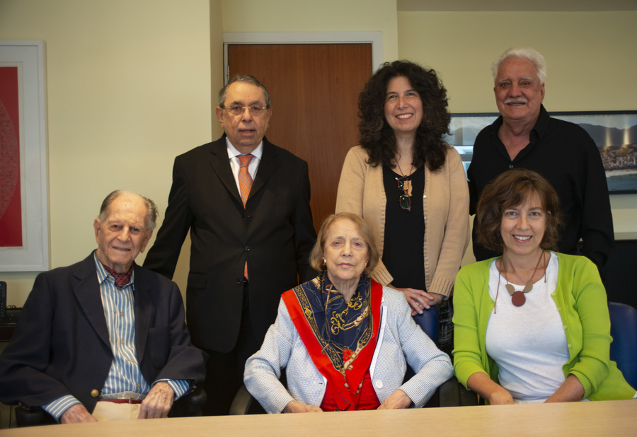 Em pé: Roberto Halbouti; a neta de Guimarães Rosa, Cristina Amaral; e o presidente da Global, Luiz Alves. Sentados: Peter Reeves com a esposa Vilma Guimarães Rosa Reeves e a neta do escritor, Maria Lourdes Amaral | © Marcos Tristão