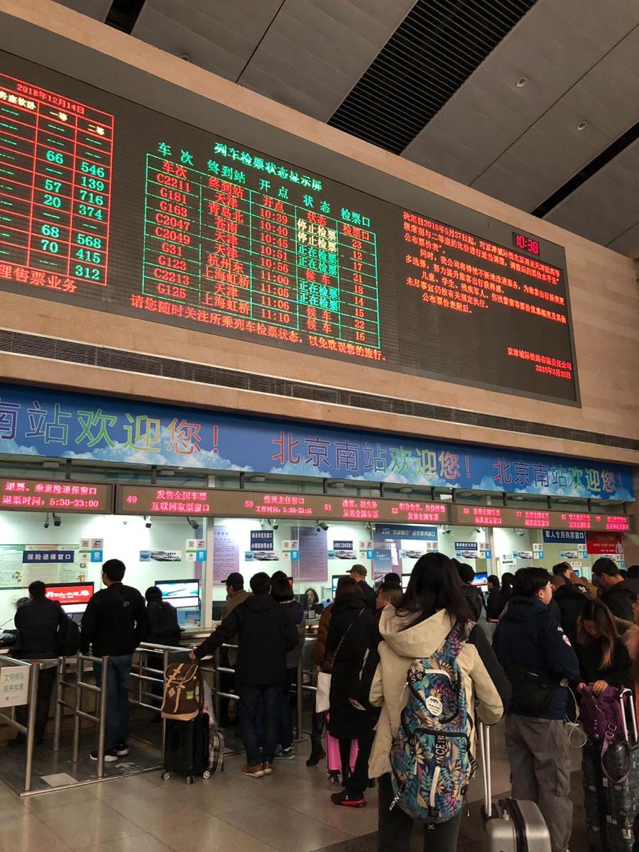 Tabela dos trens. Só com um acompanhante chinês para o turista receber a passagem de trem.