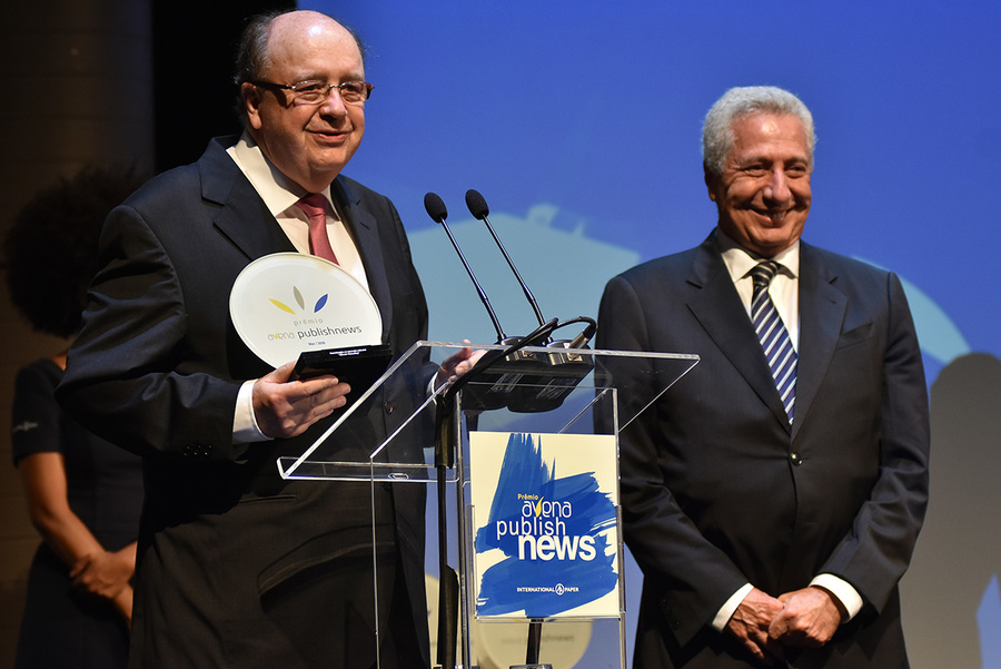 Alfredo Weiszflog recebendo o Prêmio Especial Avena PublishNews de Contribuição ao Mercado Editorial Alfredo Weiszflog recebendo o Prêmio Especial Avena PublishNews de Contribuição ao Mercado Editorial