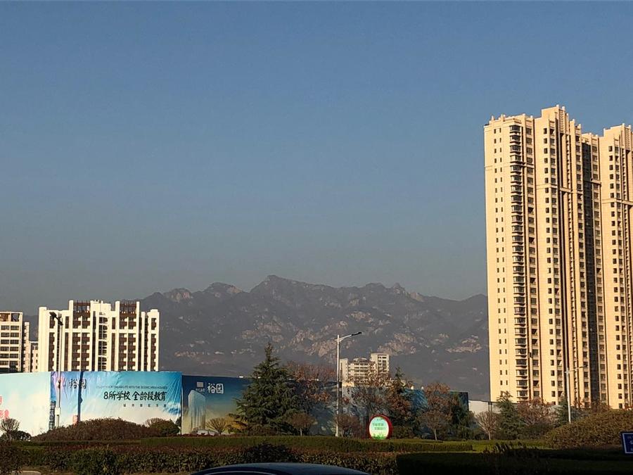 Outra vista de Tai’an com o Monte Tai ao fundo. Quando eu falava Mount Tai, ela corrigia: Mountain Tai. Afinal, não é só um Monte, é uma Montanha! Rs Outra vista de Tai’an com o Monte Tai ao fundo. Quando eu falava Mount Tai, ela corrigia: Mountain Tai. Afinal, não é só um Monte, é uma Montanha! Rs