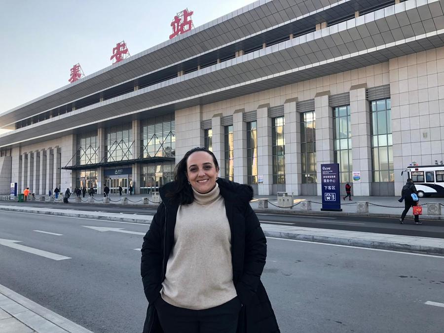 Paula Cajaty na Estação ferroviária da Tai’an Paula Cajaty na Estação ferroviária da Tai’an