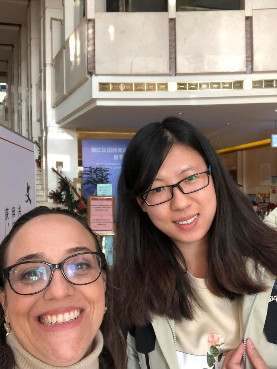 Foto com a Qianru, a gentil estudante que cuidou de tudo pra mim. Horários, locais, deslocamento, checkin e checkout dos hoteis, agenda, pagamentos, tudo era com ela! Foto com a Qianru, a gentil estudante que cuidou de tudo pra mim. Horários, locais, deslocamento, checkin e checkout dos hoteis, agenda, pagamentos, tudo era com ela!
