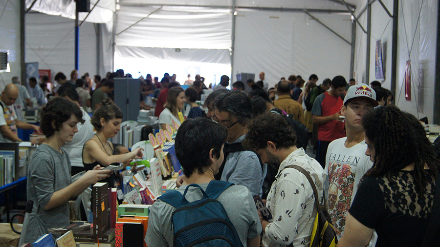 Feira do Livro da Unesp reuniu milhares de leitores na sua primeira edição. Sucesso foi tanto que feira cresceu no tempo e no espaço na sua segunda edição | © Divulgação