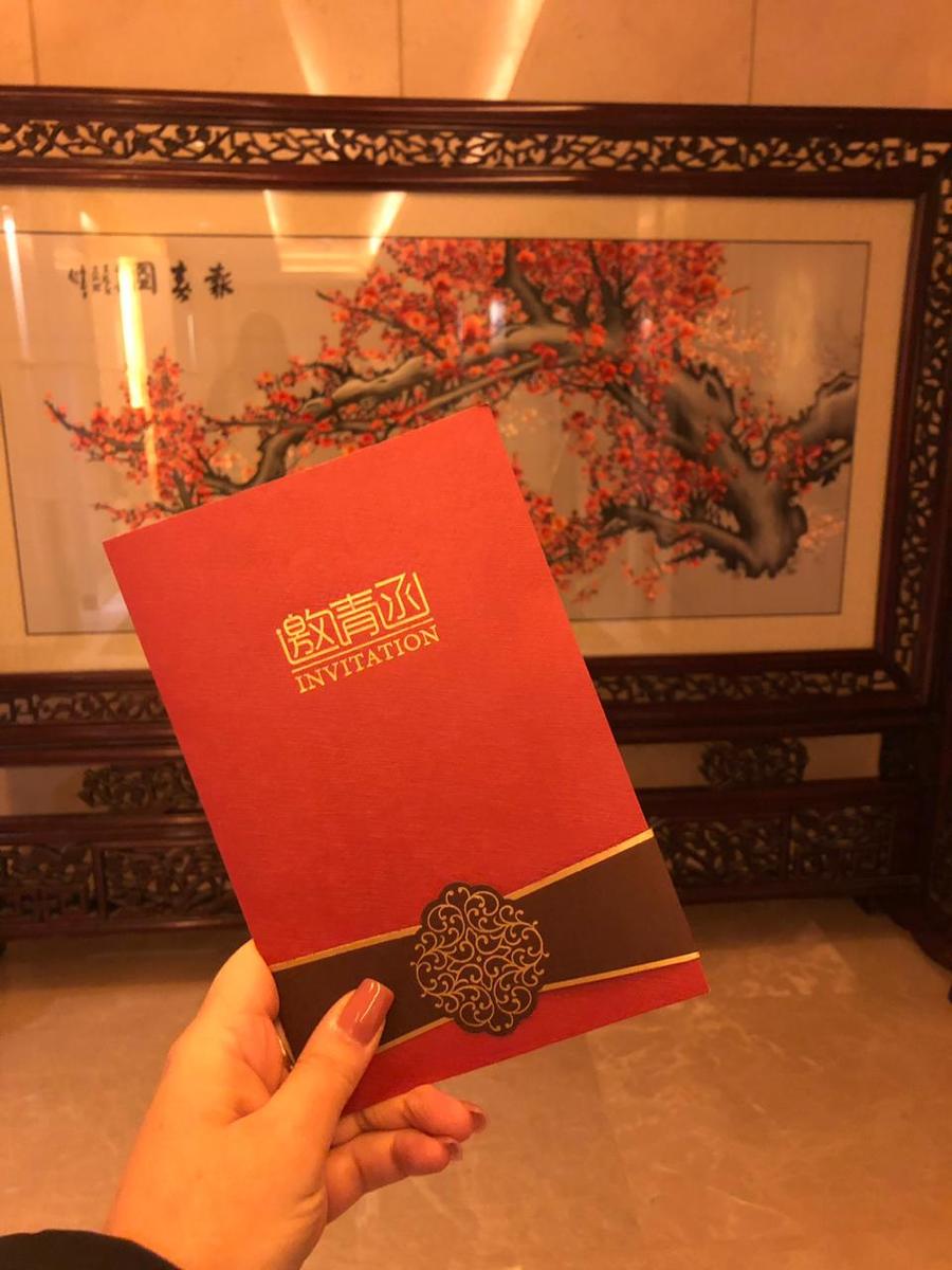 Chamaram pra uma festa, convite bonito. Mas a festa era ficar em pé fazendo um “show off”, para os chineses me abordarem e perguntarem se estaríamos abertos à Cooperação. Tudo certo! Só pedir que a gente se vira pra entregar. Chamaram pra uma festa, convite bonito. Mas a festa era ficar em pé fazendo um “show off”, para os chineses me abordarem e perguntarem se estaríamos abertos à Cooperação. Tudo certo! Só pedir que a gente se vira pra entregar.