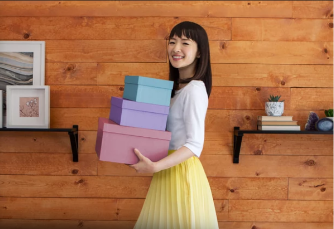 Sucesso no Netflix, sucesso nas livrarias: livro de Marie Kondo volta na lista depois de um ano longe dela | © Reprodução / Netflix Sucesso no Netflix, sucesso nas livrarias: livro de Marie Kondo volta na lista depois de um ano longe dela | © Reprodução / Netflix