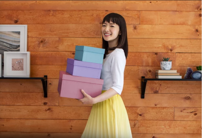 Sucesso no Netflix, sucesso nas livrarias: livro de Marie Kondo volta na lista depois de um ano longe dela | © Reprodução / Netflix