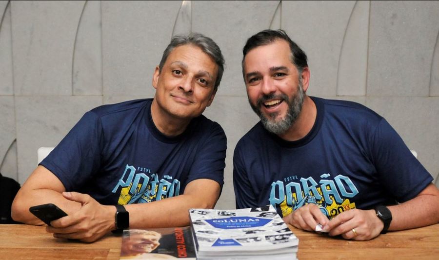 Gustavo Sá, produtor do evento, e Pedro de Luna, autor do livro, autografam o volume nesta quinta, no Rio | © Divulgação