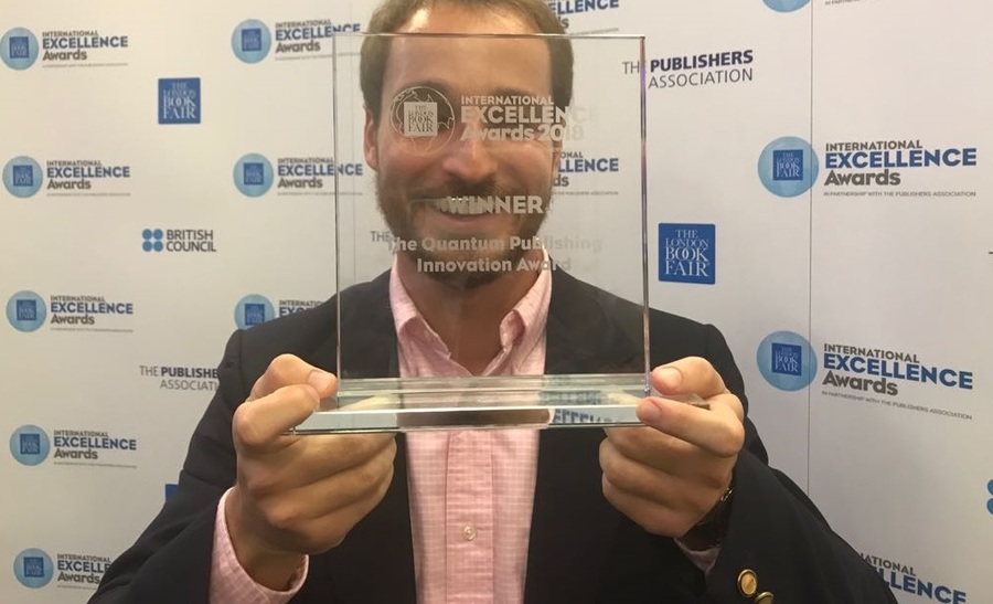 No ano passado, Gustavo Lembert esteve em Londres para pegar o seu troféu do International Excellence Award | © Carlo Carrenho No ano passado, Gustavo Lembert esteve em Londres para pegar o seu troféu do International Excellence Award | © Carlo Carrenho