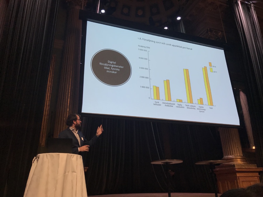 O economista Erik Wikberg apresentar seu relatório Bokförsäljningsstatstiken para 300 profissionais do livro em Estocolmo | © Lima Andruška 